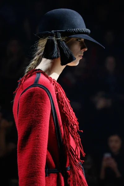 Look 16
